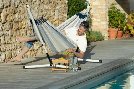 brisa hammock dad near pool.webp