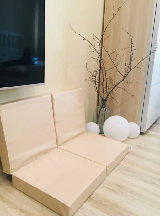materac gimnastyczny bezowy w pokoju kometa 100x100x10