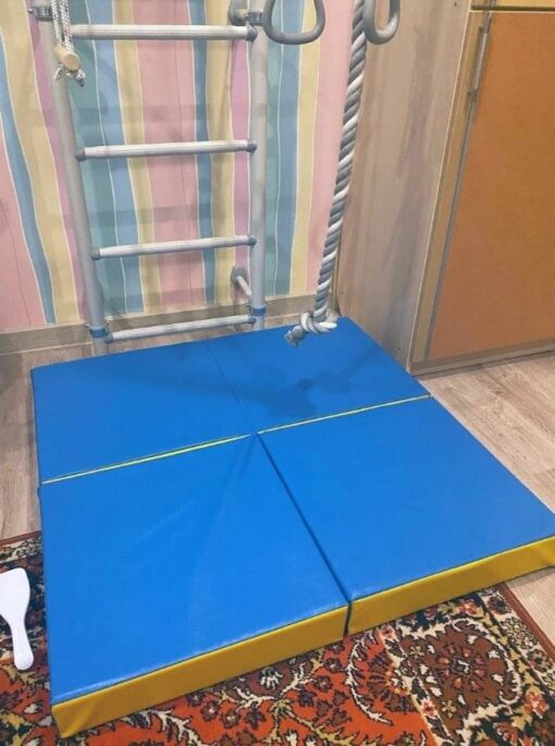 materac gimnastyczny niebieski w pokoju kometa 100x100x10
